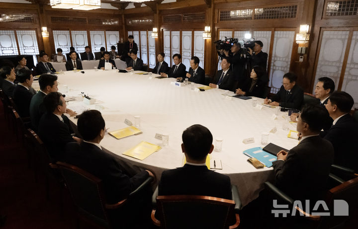 [서울=뉴시스] 배훈식 기자 = 김민석 국무총리와 강훈식 대통령 비서실장, 정청래 더불어민주당 대표 등이 9일 오후 서울 종로구 국무총리공관에서 고위당정협의회를 하고 있다. (공동취재) 2025.11.09. photo@newsis.com