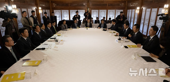 [서울=뉴시스] 배훈식 기자 = 김민석 국무총리와 강훈식 대통령 비서실장, 정청래 더불어민주당 대표 등이 9일 오후 서울 종로구 국무총리공관에서 고위당정협의회를 하고 있다. (공동취재) 2025.11.09. photo@newsis.com