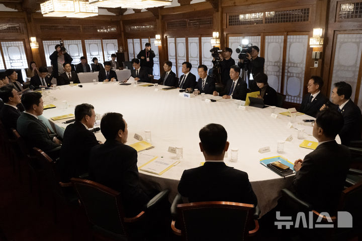 [서울=뉴시스] 배훈식 기자 = 김민석 국무총리와 강훈식 대통령 비서실장, 정청래 더불어민주당 대표 등이 9일 오후 서울 종로구 국무총리공관에서 고위당정협의회를 하고 있다. (공동취재) 2025.11.09. photo@newsis.com