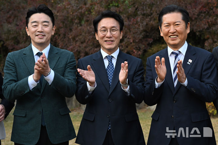 [서울=뉴시스] 배훈식 기자 = 강훈식(왼쪽부터) 대통령 비서실장과 김민석 국무총리, 정청래 더불어민주당 대표가 9일 오후 서울 종로구 국무총리공관에서 열린 고위당정협의회에 앞서 기념촬영을 하고 있다. (공동취재) 2025.11.09. photo@newsis.com