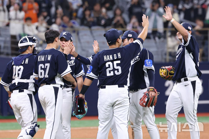 [서울=뉴시스] 조성우 기자 = 9일 오후 서울 구로구 고척스카이돔에서 열린 2025 K-베이스볼 시리즈 대한민국과 체코의 평가전 2차전 경기, 한국 선수들이 체코에 11-1 승리를 거둔 뒤 기뻐하고 있다. 2025.11.09. xconfind@newsis.com