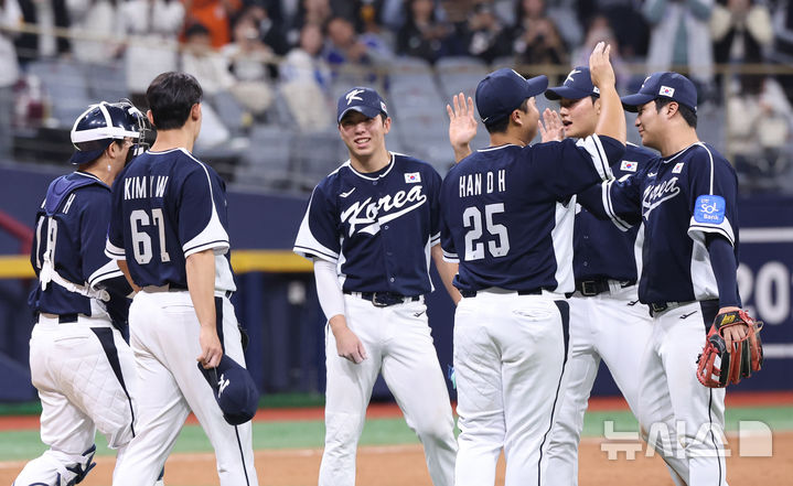 [서울=뉴시스] 조성우 기자 = 9일 오후 서울 구로구 고척스카이돔에서 열린 2025 K-베이스볼 시리즈 대한민국과 체코의 평가전 2차전 경기, 한국 선수들이 체코에 11-1 승리를 거둔 뒤 기뻐하고 있다. 2025.11.09. xconfind@newsis.com