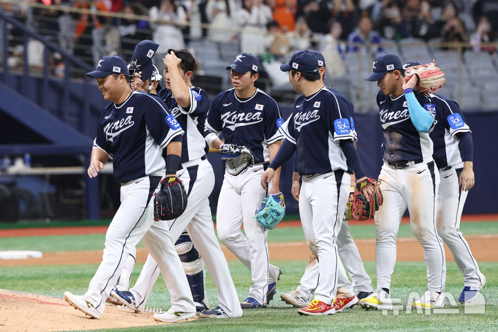 [서울=뉴시스] 조성우 기자 = 9일 오후 서울 구로구 고척스카이돔에서 열린 2025 K-베이스볼 시리즈 대한민국과 체코의 평가전 2차전 경기, 한국 선수들이 체코에 11-1 승리를 거둔 뒤 기뻐하고 있다. 2025.11.09. xconfind@newsis.com
