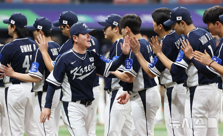 [서울=뉴시스] 조성우 기자 = 9일 오후 서울 구로구 고척스카이돔에서 열린 2025 K-베이스볼 시리즈 대한민국과 체코의 평가전 2차전 경기, 한국 류지현 감독이 체코에 11-1 승리를 거둔 뒤 선수단과 하이파이브하고 있다. 2025.11.09. xconfind@newsis.com