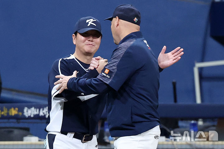 [서울=뉴시스] 조성우 기자 = 9일 오후 서울 구로구 고척스카이돔에서 열린 2025 K-베이스볼 시리즈 대한민국과 체코의 평가전 2차전 경기, 한국 류지현 감독이 체코에 11-1 승리를 거둔 뒤 파벨 하딤 체토 대표팀 감독과 인사하고 있다. 2025.11.09. xconfind@newsis.com