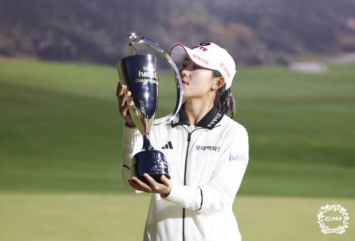 [서울=뉴시스] 황준선 기자 = 황유민이 9일 경기 파주시 서원힐스CC에서 열린 KLPGA 투어 대보 하우스디 챔피언십에서 우승 트로피와 기념촬영 하고 있다. (사진= KLPGA 제공) 2025.11.09. photo@newsis.com *재판매 및 DB 금지