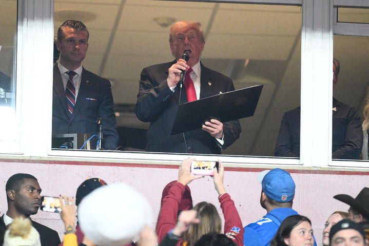 [랜도버=AP/뉴시스] 도널드 트럼프 미국 대통령이 9일(현지 시간) 미 메릴랜드주 랜도버에서 열린 미국프로미식축구(NFL) 워싱턴 커맨더스와 디트로이트 라이언스의 경기 하프타임에 스위트석에서 연설하고 있다. 2025.11.10.