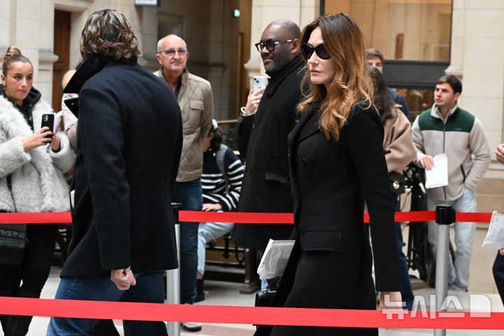 [AP/뉴시스] 사르코지 전 프랑스 대통령의 부인으로 가수인 카를라 부뤼니-사르코지가 10일 남편의 석방요청 결정이 내려지는 파리 법원을 떠나고 있다