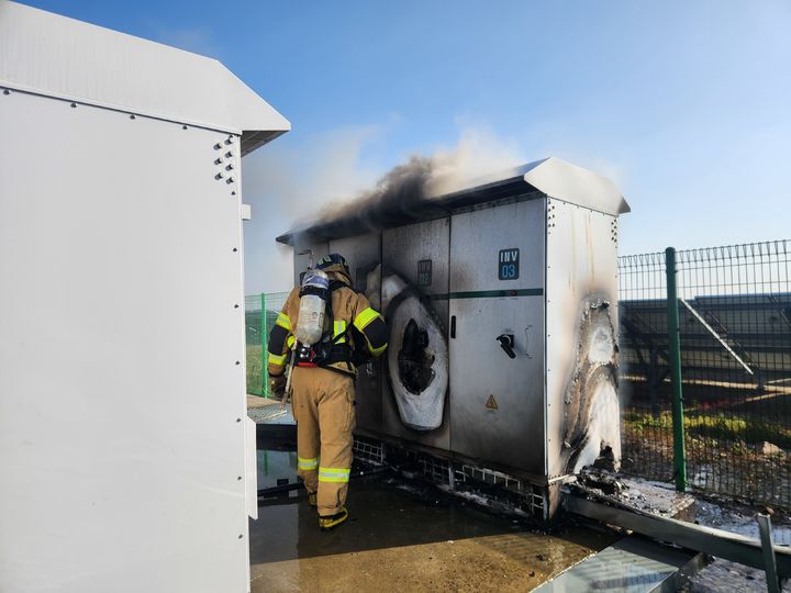 [군산=뉴시스] 지난 9일 낮 12시13분 군산시 오식도동의 한 태양광 시설에서 불이 나 2시간여만에 진화됐다. (사진=전북도소방본부 제공) 2025.11.10. photo@newsis.com *재판매 및 DB 금지