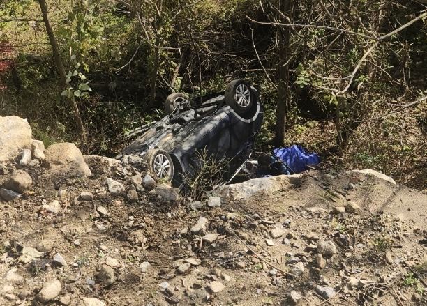 [광주=뉴시스] 9일 오전 전남 구례 한 사찰 주차장에서 SUV 차량이 주차 중 낭떠러지로 떨어져 전복된 상태다. (사진=구례 소방 제공) 2025.11.10. photo@newsis.com *재판매 및 DB 금지