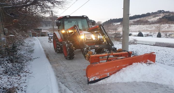 [서산=뉴시스] 서산시 제설단이 지난 겨울 트랙터를 이용해 마을안길에 쌓인 눈을 치우고 있다. (사진=서산시 제공) 2025.11.10. photo@newsis.com *재판매 및 DB 금지