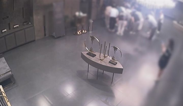 [부산=뉴시스] 부산의 양대 폭력조직 중 하나인 신20세기파의 조직원들이 행사장에서 90도 인사를 하고 있다. (사진=부산경찰청 제공) 2025.11.10. photo@newsis.com *재판매 및 DB 금지