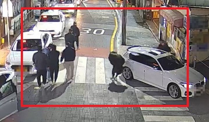 [부산=뉴시스] 2024년 11월 부산의 양대 폭력조직 중 하나인 신20세기파 조직원들이 집단 폭행 범행을 저지르기 전 현장에 집결하고 있다. (사진=부산경찰청 제공) 2025.11.10. photo@newsis.com *재판매 및 DB 금지