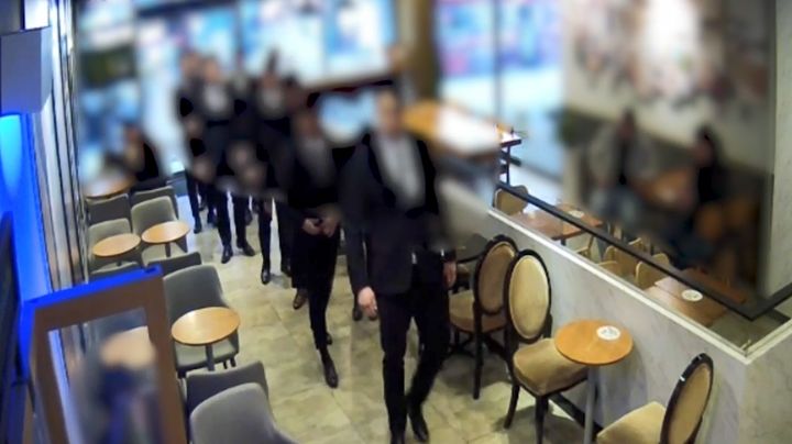 [부산=뉴시스] 지난 4월 부산의 한 업장에 부산의 양대 폭력조직 중 하나인 신20세기파 조직원들이 소집된 모습. (사진=부산경찰청 제공) photo@newsis.com *재판매 및 DB 금지