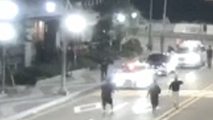 [부산=뉴시스] 8월 부산 해운대구의 한 도로에서 부산의 양대 폭력조직인 칠성파와 신20세기파 조직원들이 다툼을 벌이고 있다. (사진=부산경찰청 제공) photo@newsis.com *재판매 및 DB 금지