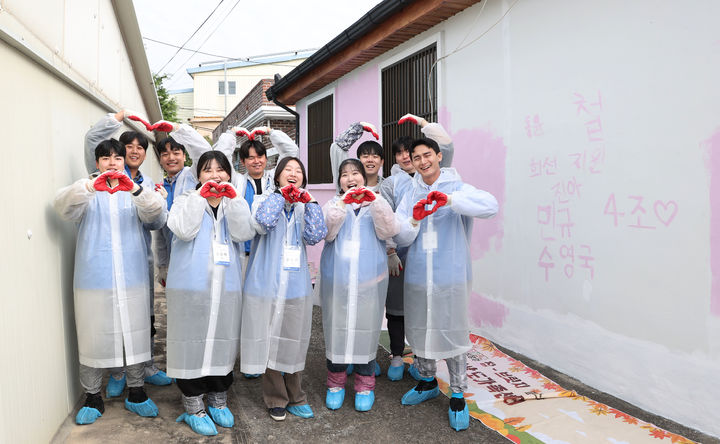 [창원=뉴시스] 강경국 기자 = 두산에너빌리티 신입사원과 사내 명장협의회 직원들이 경남 창원시 진해구 아랫장천마을에서 '안심마을' 만들기 사회공헌활동에 참여하고 있다. (사진=두산에너빌리티 제공). 2025.11.10. photo@newsis.com *재판매 및 DB 금지