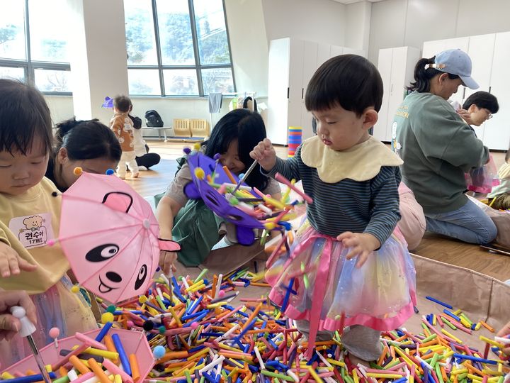 [산청=뉴시스] 산청군가족센터 영아기 오감 프로그램 운영 (사진=산청군 제공) 2025. 11. 10. photo@newsis.com *재판매 및 DB 금지