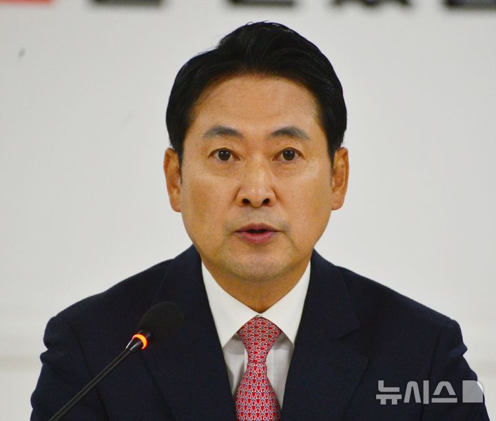 [청주=뉴시스] 서주영 기자 = 장동혁 국민의힘 당 대표가 10일 오전 충북 청주시 충북도당에서 열린 최고위원회의에서 발언하고 있다. 2025.11.10. juyeong@newsis.com