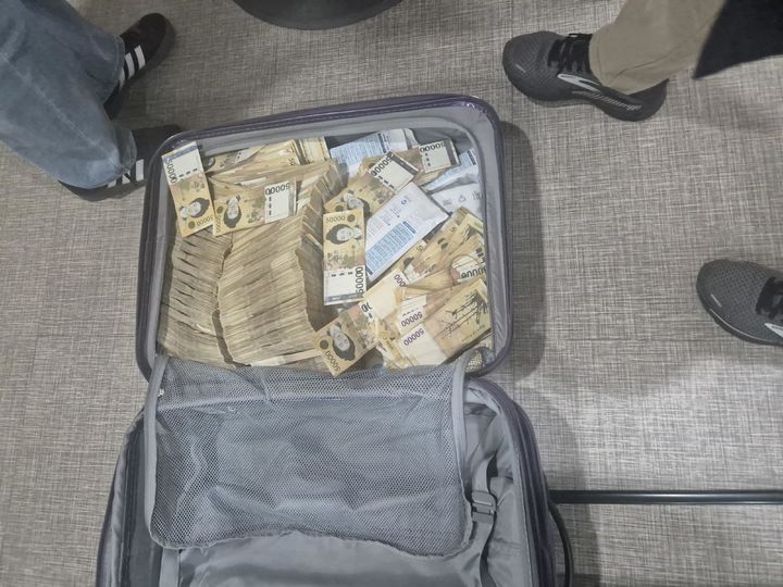 국세청은 지난달 20일부터 31일까지 7개 지방자치단체와 함께 재산은닉 혐의가 있는 고액·상습 체납자에 대한 합동수색을 실시했다고 10일 밝혔다. 사진은 현장에서 압류한 현금 가방의 모습.(사진 : 국세청 제공) 2025.11.10. *재판매 및 DB 금지