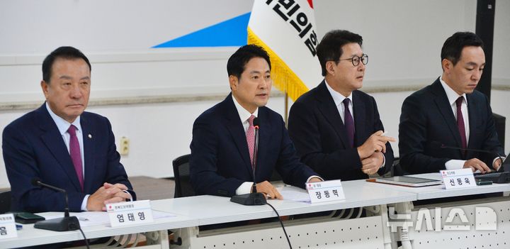 [청주=뉴시스] 서주영 기자 = 장동혁 국민의힘 당 대표가 10일 오전 충북 청주시 충북도당에서 열린 최고위원회의에서 발언하고 있다. 2025.11.10. juyeong@newsis.com