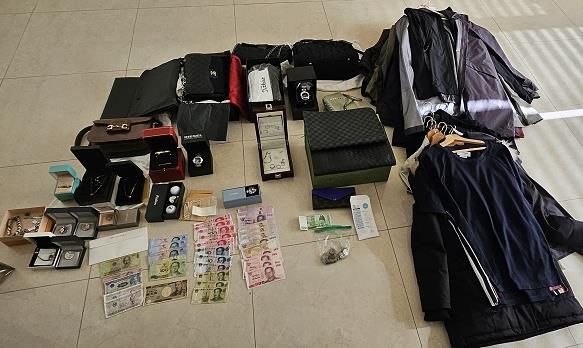 국세청은 지난달 20일부터 31일까지 7개 지방자치단체와 함께 재산은닉 혐의가 있는 고액·상습 체납자에 대한 합동수색을 실시했다고 10일 밝혔다. 사진은 현장에서 압류한 금품의 모습.(사진 : 국세청 제공) 2025.11.10. *재판매 및 DB 금지