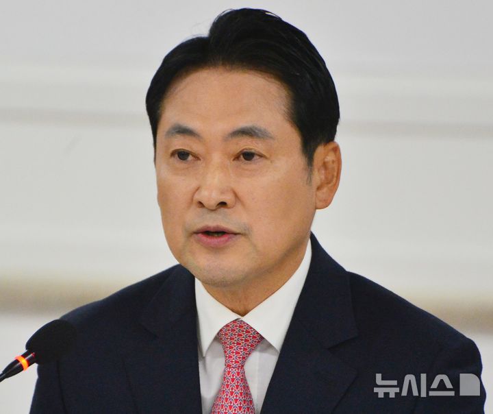 [청주=뉴시스] 서주영 기자 = 장동혁 국민의힘 당 대표가 10일 오전 충북 청주시 충북도당에서 열린 최고위원회의에서 발언하고 있다. 2025.11.10. juyeong@newsis.com