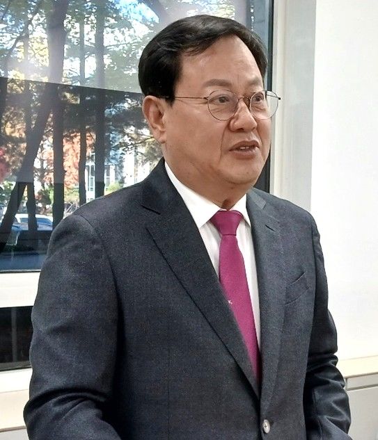 [대전=뉴시스] 조명휘 기자 = 이은권 국민의힘 대전시당 위원장이 10일 대전시의회 기자실에서 회견을 열고 내년 지방선거 구상을 밝히고 있다. 2025.11.10. joemedia@newsis.com *재판매 및 DB 금지