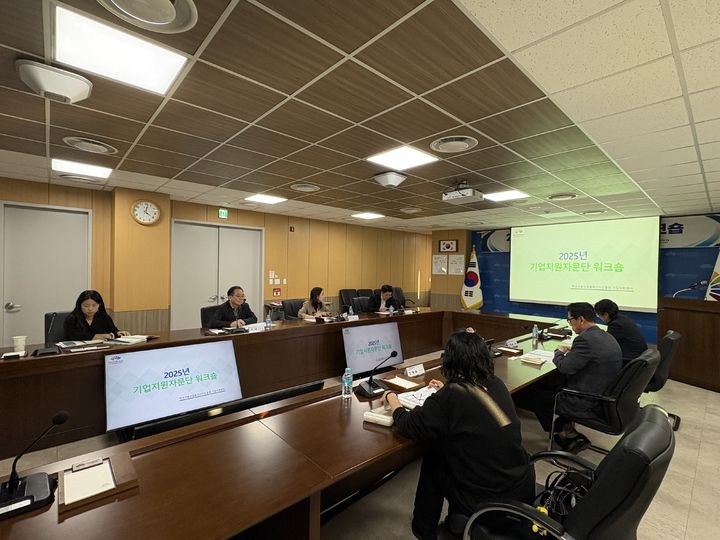 [세종=뉴시스]한국식품산업클러스터진흥원이 7일 '2025년 기업지원자문단 워크숍'을 개최해 올 한 해 식품기업 지원성과를 공유하고 내년도 사업 고도화를 위한 전략을 논의하고 있다. (사진=식품진흥원 제공) *재판매 및 DB 금지