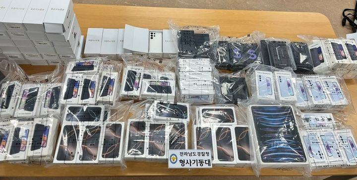 [무안=뉴시스] 고가의 휴대전화를 허위 분실 신고해 수십억원의 보험금을 타내고, 이를 대포폰으로 만들어 해외 범죄조직에 팔아넘긴 일당이 경찰에 적발됐다. 사진은 범죄 현장에서 압수한 장물 휴대전화. (사진 = 전남경찰청 제공) 2025.11.10. photo@newsis.com *재판매 및 DB 금지