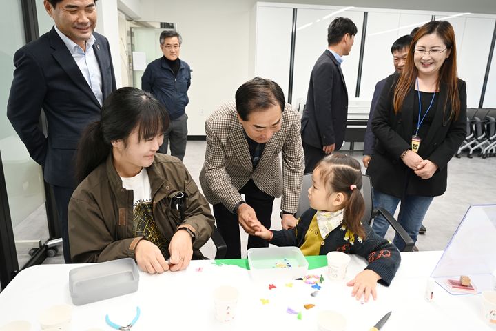 [창녕=뉴시스] 성낙인 군수가 마당이 있는 교하마을축제 행사장을 둘러보며 주민들과 소통하고 있다. (사진= 창녕군 제공) 2025.11.10. photo@newsis.com *재판매 및 DB 금지