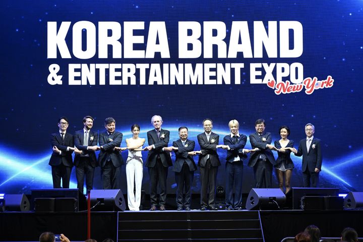 [서울=뉴시스] 현대홈쇼핑이 미국 뉴저지 아메리칸드림몰에서 진행한 '2025 뉴욕 한류박람회(KBEE‧Korea Brand&Entertainment Expo)'에 중소협력사 9곳과 참가해 총 590만달러(약 86억원)의 수출 상담 실적을 거뒀다고 10일 밝혔다. 지난달 7일(현지시간) 미국 뉴저지 아메리칸 드림몰에서 진행된 ‘2025 뉴욕 한류박람회’ 개회식에서 한광영 현대홈쇼핑 사장(오른쪽 세 번째)이 주최측 관계자 등과 기념사진을 촬영하고 있다. (사진=현대홈쇼핑 제공) *재판매 및 DB 금지