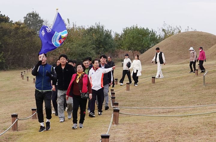 [창녕=뉴시스] 성낙인 군수와 창녕읍 가족사랑 건강걷기대회 참가자들이 코스에 따라 걷고 있다. (사진= 창녕군 제공) 2025.11.10. photo@newsis.com *재판매 및 DB 금지