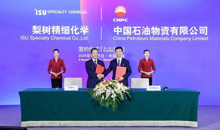 (좌)류승호 이수스페셜티케미컬 대표이사와 런쥔거(任军革, Ren Junge) 중국석유물자유한공사 당위원회 서기 겸 집행이사.(사진=이수스페셜티케미컬 제공) *재판매 및 DB 금지