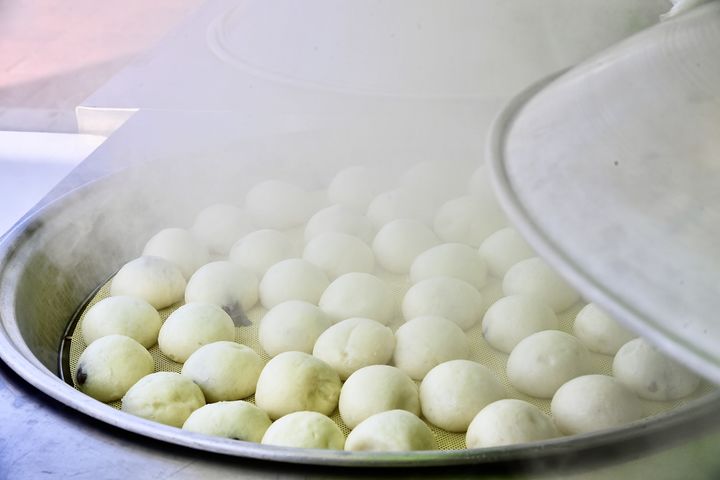 [횡성=뉴시스] 따끈하고 달콤한 안흥찐빵 모습. (사진=횡성군 제공) 2025.11.10. photo@newsis.com *재판매 및 DB 금지