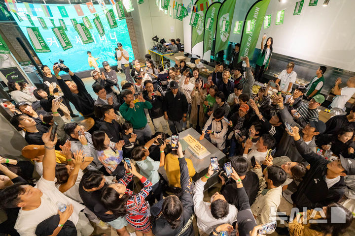 [제주=뉴시스] 지난 8일부터 9일까지 이틀간 제주 전역을 무대로 열린 '히어로앤제로, 제주 드림런(Hero&Zero, Jeju Dream Run)' 참가자들이 기부 전달식을 갖고 있다. (사진=제주관광공사 제공) 2025.11.10. photo@newsis.com *재판매 및 DB 금지