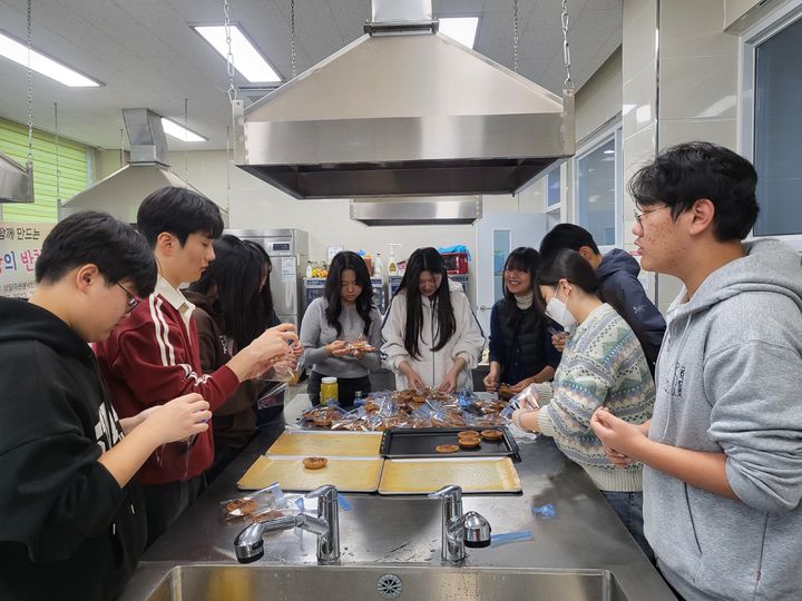 [함양=뉴시스] 합천군 문화의집 동아리'오늘 더 감사해요'운영 (사진=함양군 제공) 2025. 11. 10. photo@newsis.com *재판매 및 DB 금지