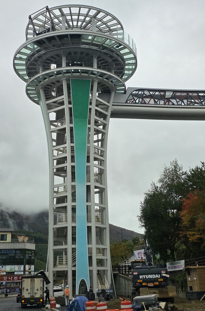 태백시가 117억원을 들여 랜드마크로 만들겠다는 태백힐링시팅타워 건축사업이 4차례 이상 공사기간이 연장되면서 10월 말 준공이 연말로 연장이 되고 있다.(사진=뉴시스) *재판매 및 DB 금지