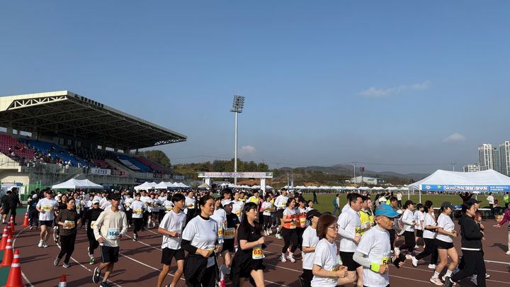 [세종=뉴시스] 지난 9일 열린 제1회 세종시 전국 마라톤대회 출발 모습. (사진=세종시 제공) 2025.11.10. photo@newsis.com. *재판매 및 DB 금지