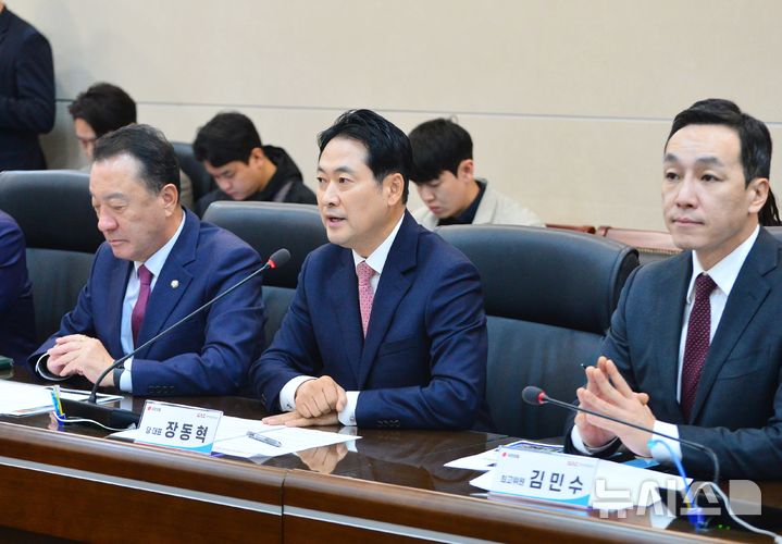 [청주=뉴시스] 서주영 기자 = 장동혁 국민의힘 당 대표가 10일 오전 충북 한국공항공사 청주지사에서 열린 청주국제공항 활성화 방안 정책간담회에 참석해 발언하고 있다. 2025.11.10. juyeong@newsis.com