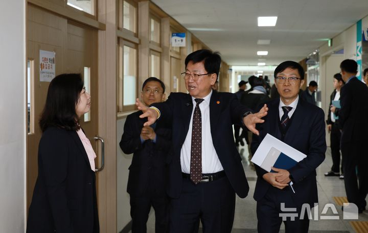 [서울=뉴시스]최교진 교육부 장관은 10일 2026학년도 대학수학능력시험(수능·11월 13일) 준비 상황 점검을 세종 다정고등학교를 찾았다.(사진=교육부 제공) 2022.11.10. photo@newsis.com