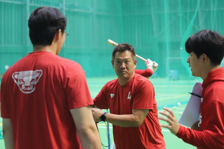 [서울=뉴시스] 프로야구 SSG 랜더스의 일본 가고시마 유망주 캠프에 합류한 야마사키 다케시 인스트럭터. (사진 = SSG 랜더스 제공) *재판매 및 DB 금지