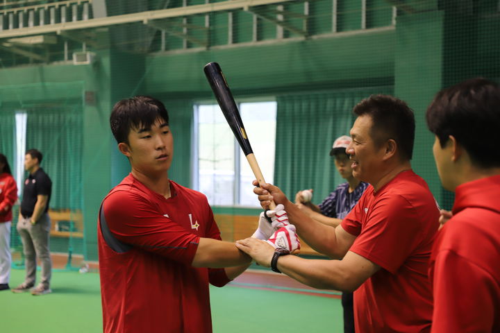 [서울=뉴시스] 프로야구 SSG 랜더스의 일본 가고시마 유망주 캠프에 합류한 야마사키 다케시 인스트럭터. (사진 = SSG 랜더스 제공) *재판매 및 DB 금지