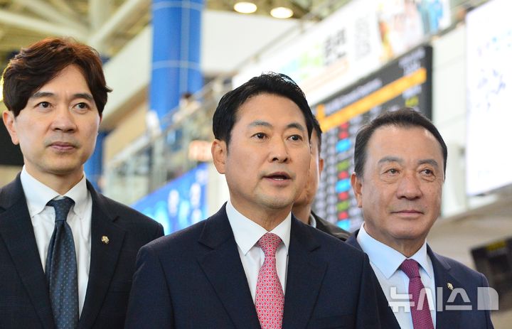 [청주=뉴시스] 서주영 기자 = 장동혁 국민의힘 당 대표가 10일 청주국제공항 활주로와 건물 내부를 둘러본 뒤 로비에서 발언하고 있다. 2025.11.10. juyeong@newsis.com