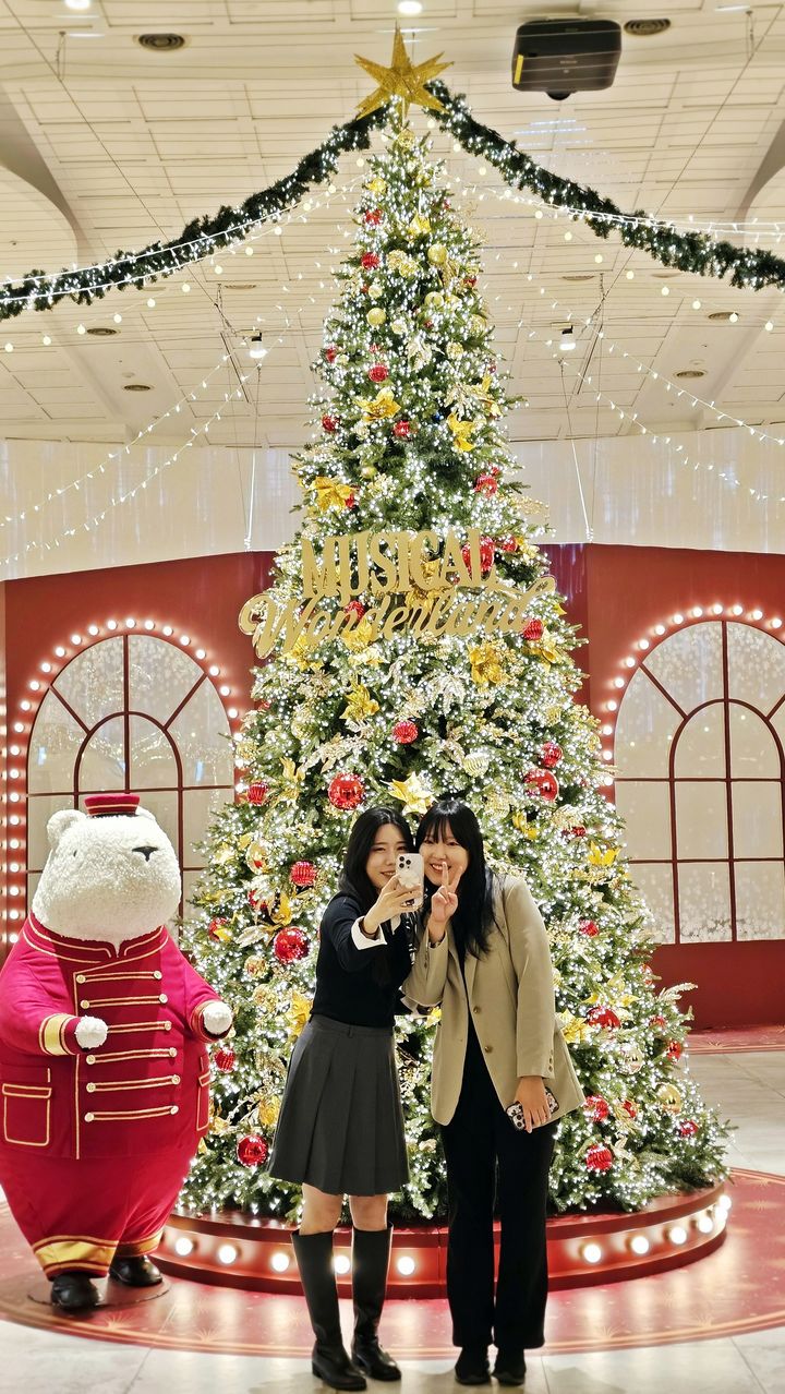 [부산=뉴시스] 부산 신세계 센텀시티는 지하2층 중앙광장에 높이 4.5m의 대형 트리를 포함한 20여 개의 트리를 설치했다고 10일 밝혔다. (사진=신세계 센텀시티 제공) 2025.11.10. photo@newsis.com&nbsp; *재판매 및 DB 금지