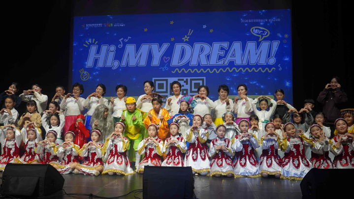 [밀양=뉴시스] 2025년도 문화예술교육사업 성과공유회 참가자들이 기념촬영을 하고 있다. (사진= 밀양시 제공) 2025.11.10. photo@newsis.com *재판매 및 DB 금지