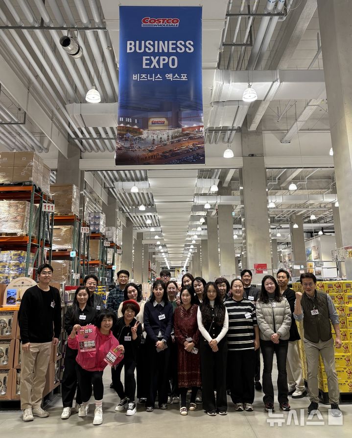 [평택=뉴시스] 평택시 소상공인 상생 2025년 코스트코 평택점 비즈니스 엑스포 참여 업체들이 기념사진을 찍고 있다. (사진=평택시 제공) 2025.11.10.photo@newsis.com 