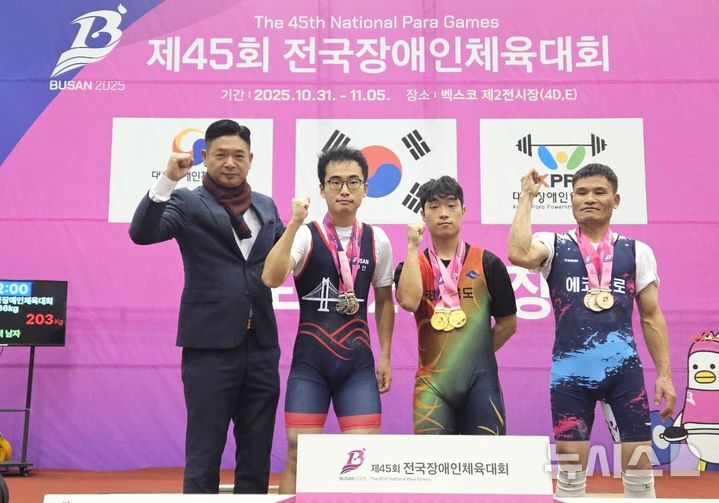 [포항=뉴시스] 송종욱 기자 = 포항시가 '제45회 전국장애인체전'에서 금 20·은 14·동 27개로 총 61개 메달을 획득해 경북도 종합 10위를 견인했다. 사진은 역도에서 한국 신기록으로 3관왕을 차지한 포스코이앤씨의 신동민(왼쪽 세 번째) 선수. (사진=포항시 제공) 2025.11.10. photo@newsis.com