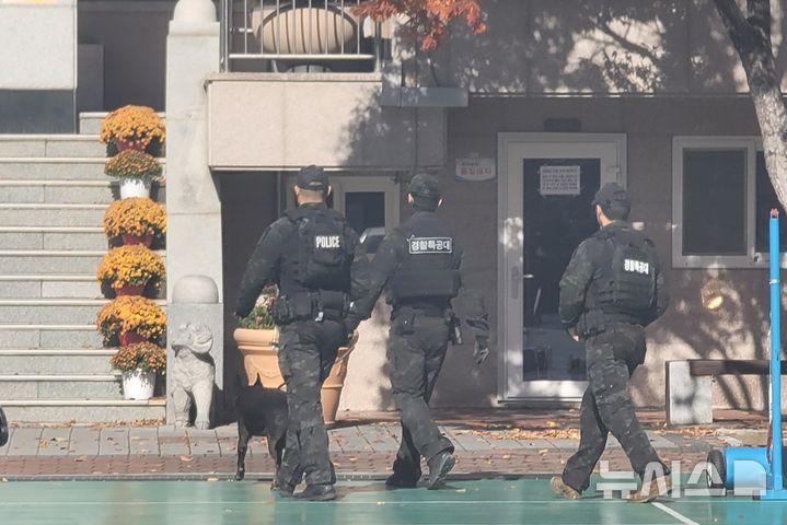 [대구=뉴시스] 이상제 기자 = 10일 대구시 남구에 위치한 한 고등학교에 폭발물이 설치됐다는 신고가 접수돼 경찰 등 관계 당국이 조사 중이다. 2025.11.10. king@newsis.com 