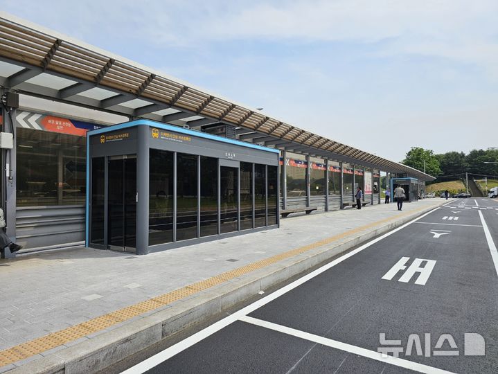 [시흥=뉴시스] 오이도역 버스정류소에 위치한 '스마트 셸터'.(사진=시흥시 제공). 2025.11.10.photo@newsis.com