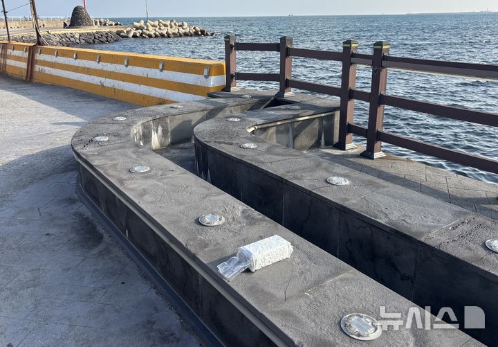 [제주=뉴시스] 제주지방해양경찰청이 10일 공개한 지난 7일 오전 제주시 애월읍 용담포구 해안가에서 발견된 케타민. 최초 발견은 갯바위이고, 포구 근처로 수거돼 촬영됐다. (사진=제주지방해양경찰청 제공) 2025.11.10. photo@newsis.com 